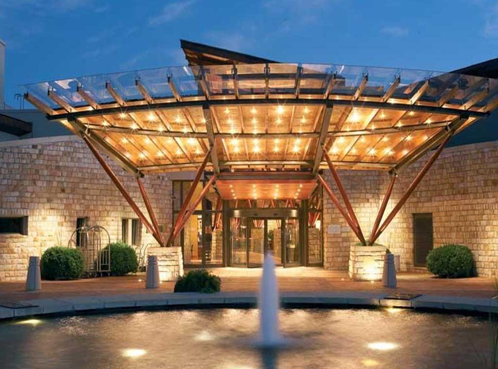 EXTERIOR MODERN HOTEL ENTRANCE DESIGN